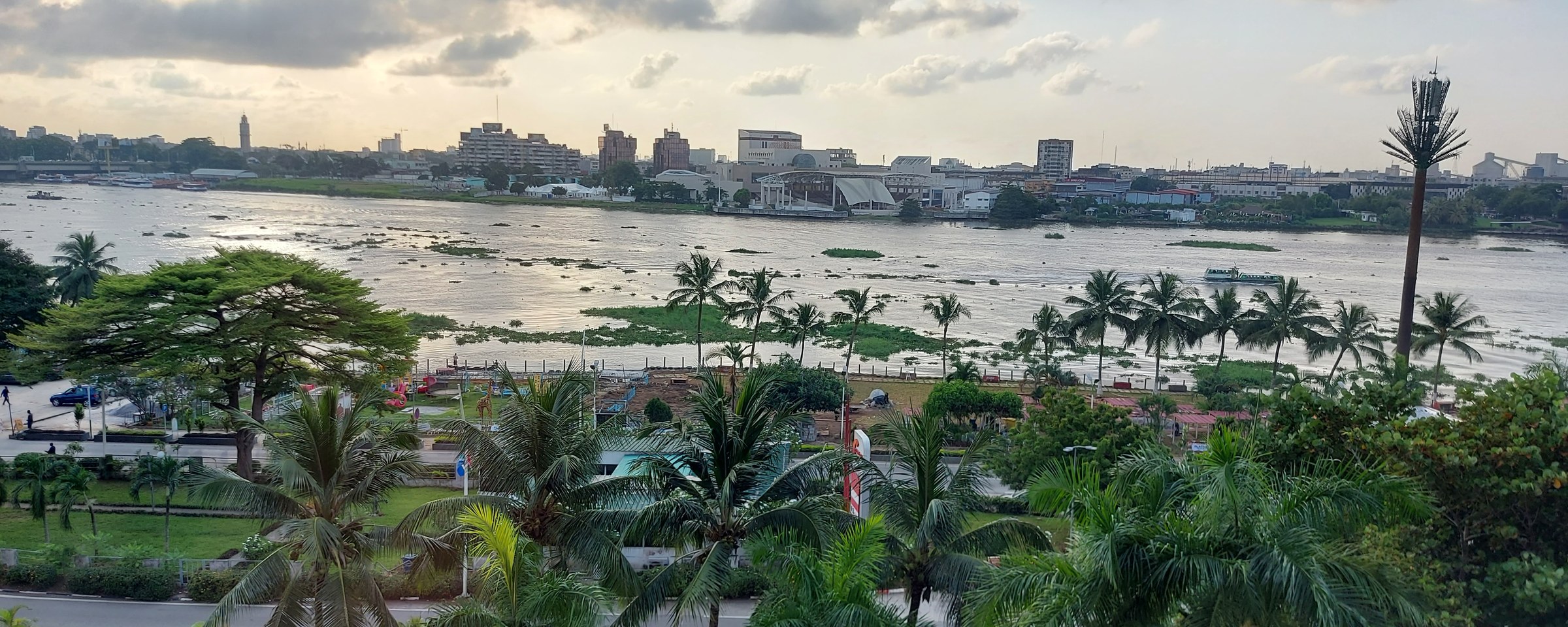 Vue de la lagune Ébrié et du Plateau d'Abidjan — Cross Mind est basé à Abidjan depuis sa création.